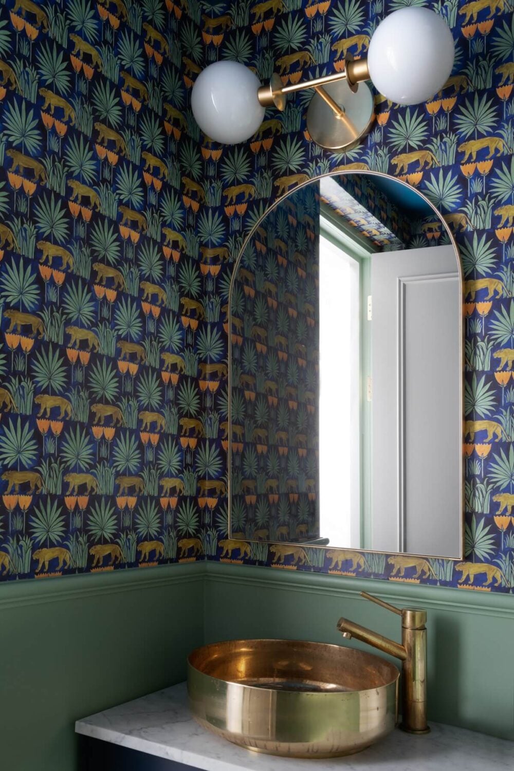 A Victorian Home in London with Bold Color Accents 23 powder-room-wallpaper-wall-sconce-arched-mirror-london-townhouse-nordroom