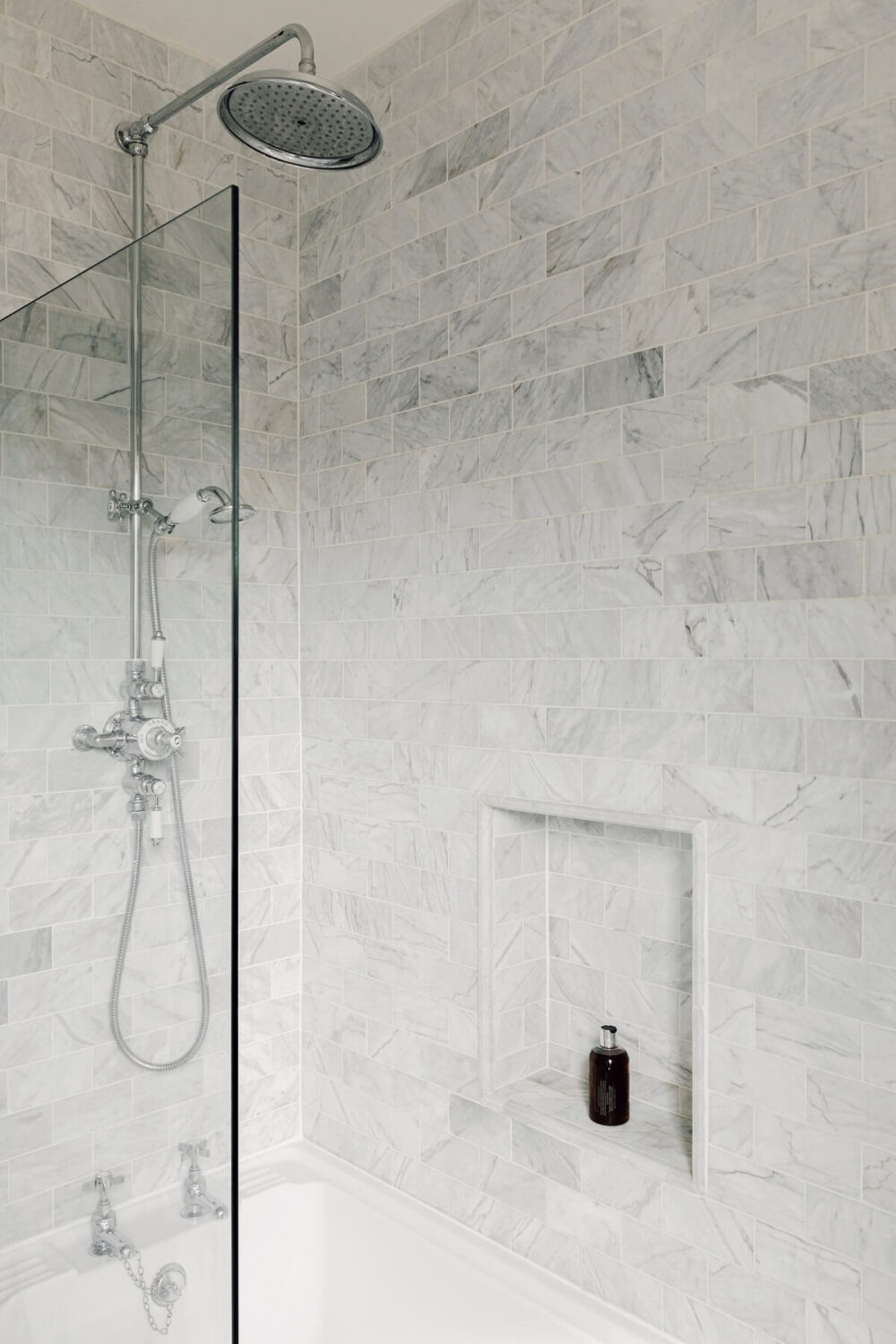 Colorful Rooms in an Edwardian Apartment in London 15 shower-carrara-marble-tiles-niche-nordroom