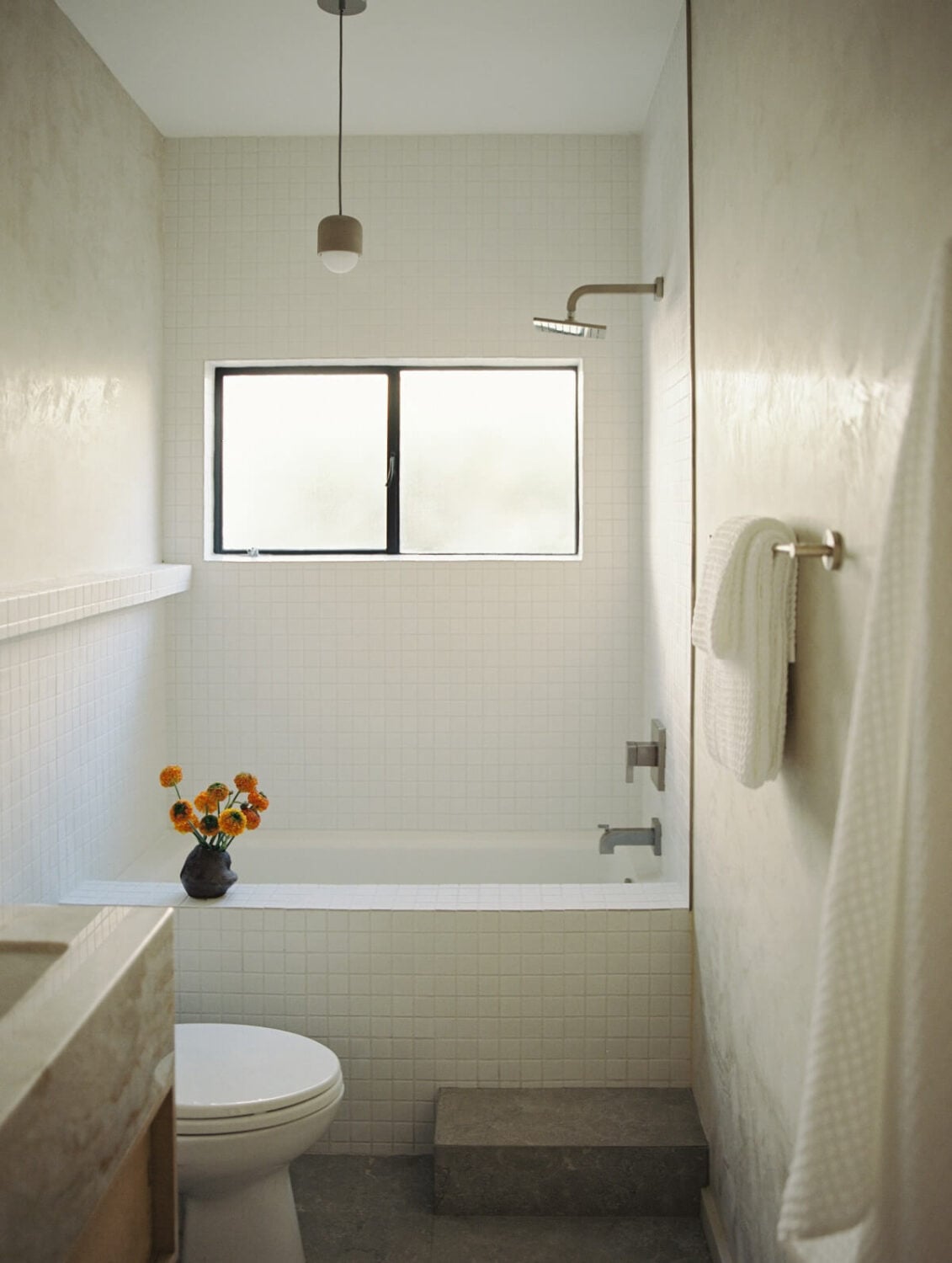 Japandi Design in a Midcentury Home in Los Angeles 20 small-light-bathroom-los-angeles-home-nordroom