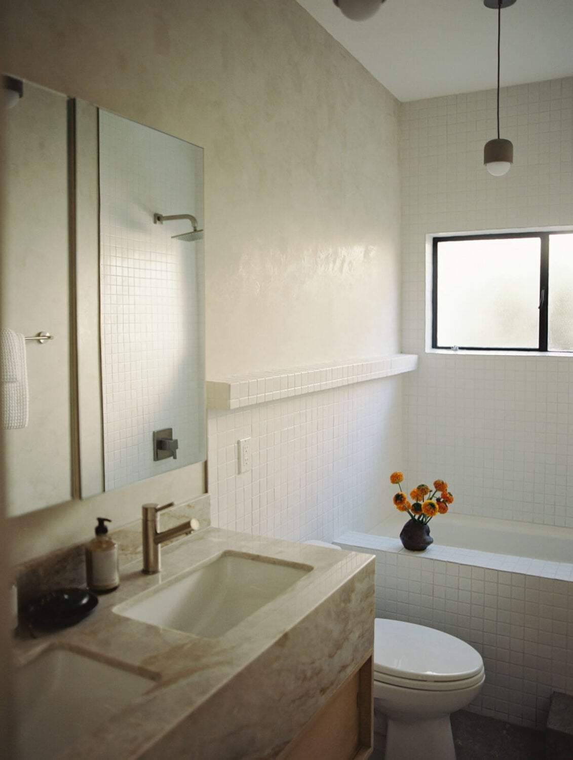 Japandi Design in a Midcentury Home in Los Angeles 21 small-light-bathroom-tub-nordorom