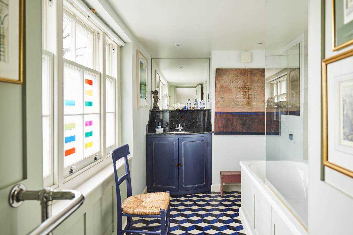 An Eclectic Art-Filled Townhouse in London 20 vintage-bathroom-eclectic-london-home-nordroom