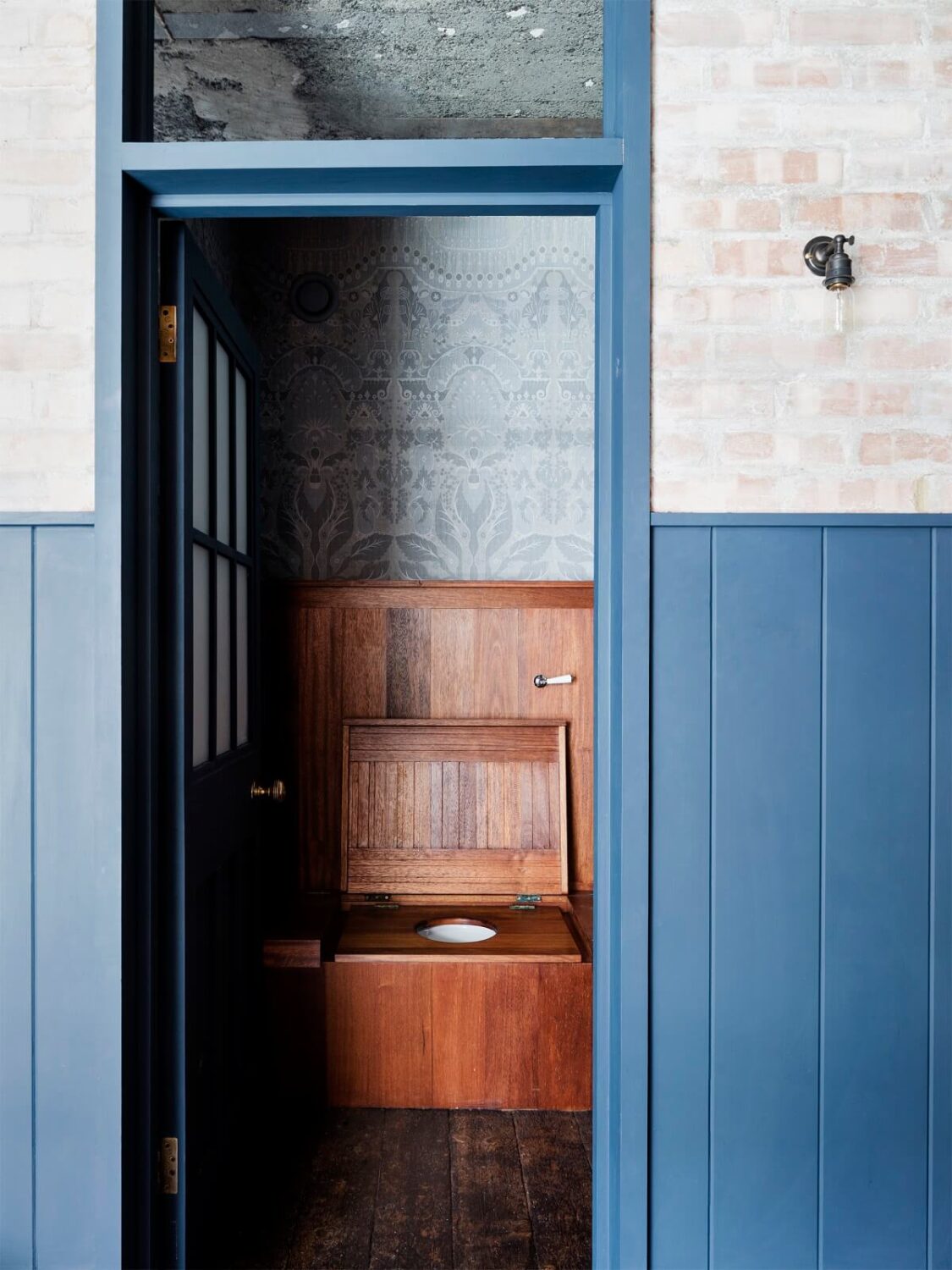 An Industrial Apartment by Mark Lewis Interior Design 20 vintage-toilet-industrial-warehouse-conversion-mark-lewis-nordroom