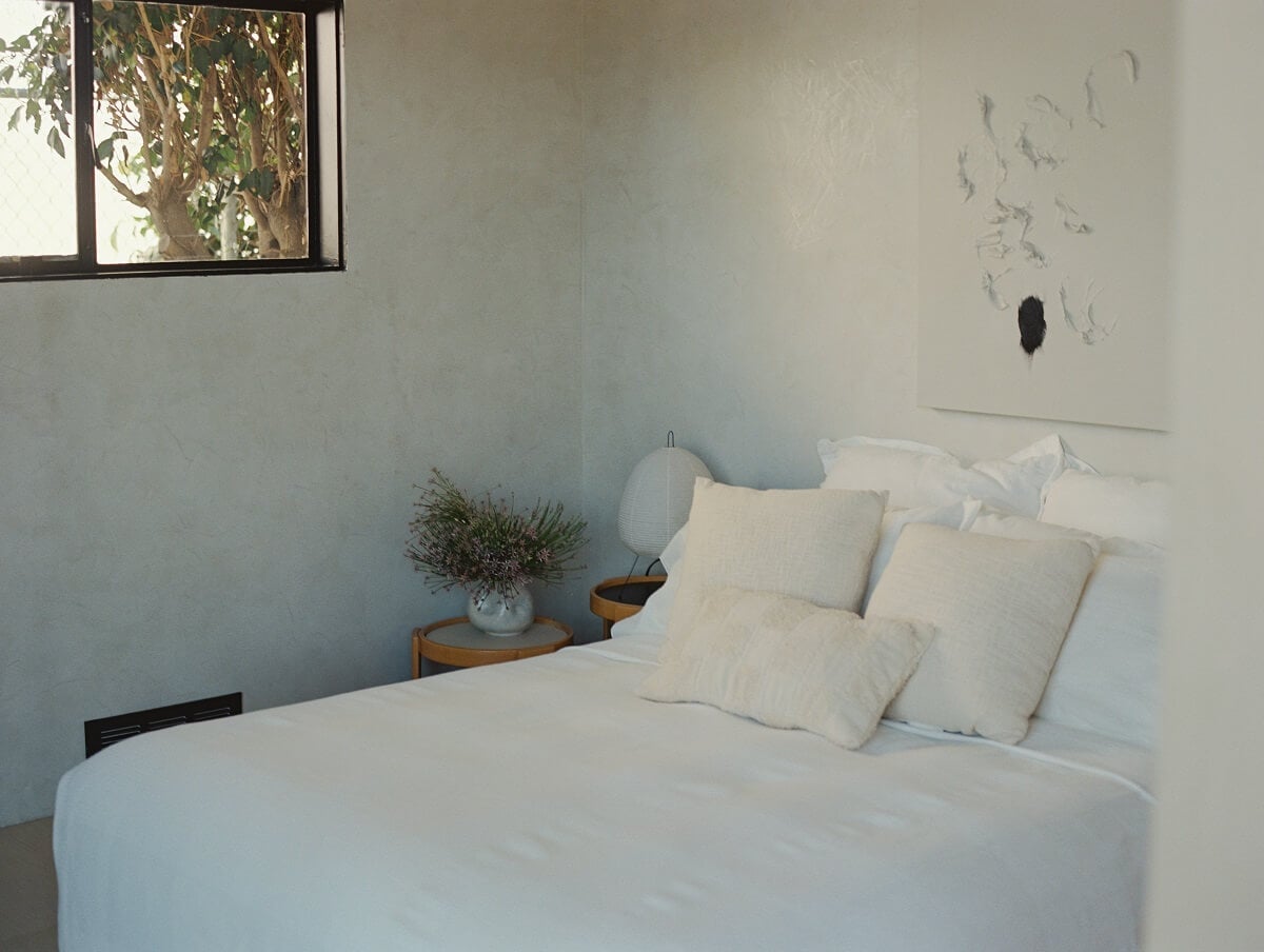 Japandi Design in a Midcentury Home in Los Angeles 19 white-bedroom-midcentury-bungalow-los-angeles-nordroom