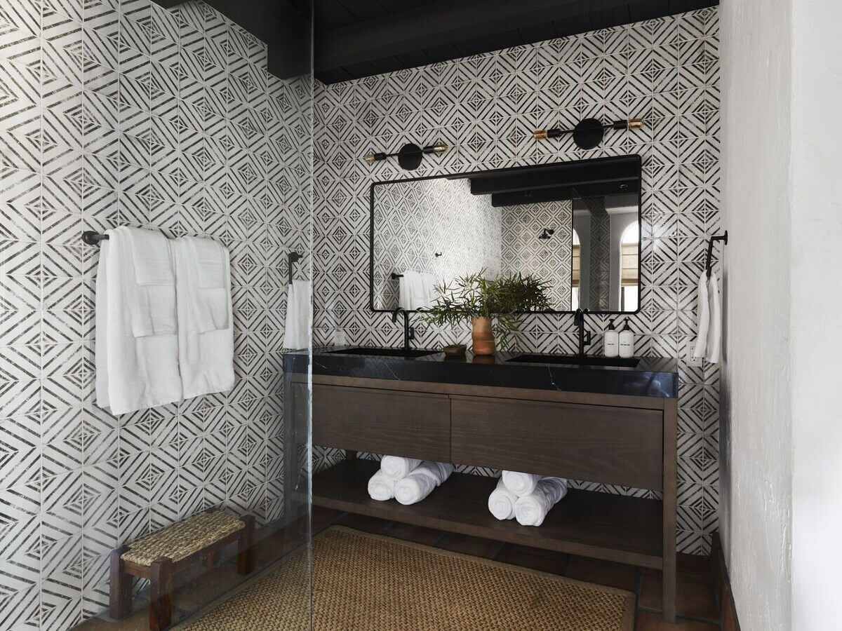 Queer Eye's Bobby Berk Designed An Airbnb Villa in California 13 bathroom-black-ceiling-wallpaper-airbnb-nordroom