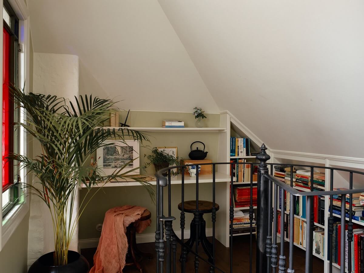 A Cozy Vintage Bohemian Maisonette in Sweden 19 attic-home-office-buit-in-double-desk-books-nordroom