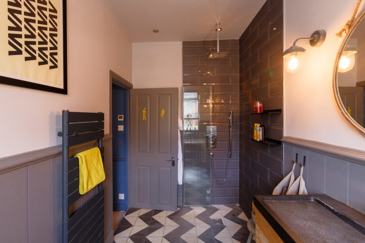 A Colorful Maximalist Home in London 39 bathroom-blue-panels-shower-round-mirror-nordroom