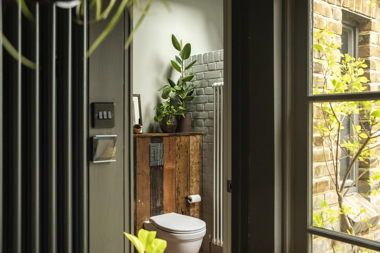 A Cozy Victorian Country House in England 12 bathroom-reclaimed-wood-victorian-home-england-nordroom