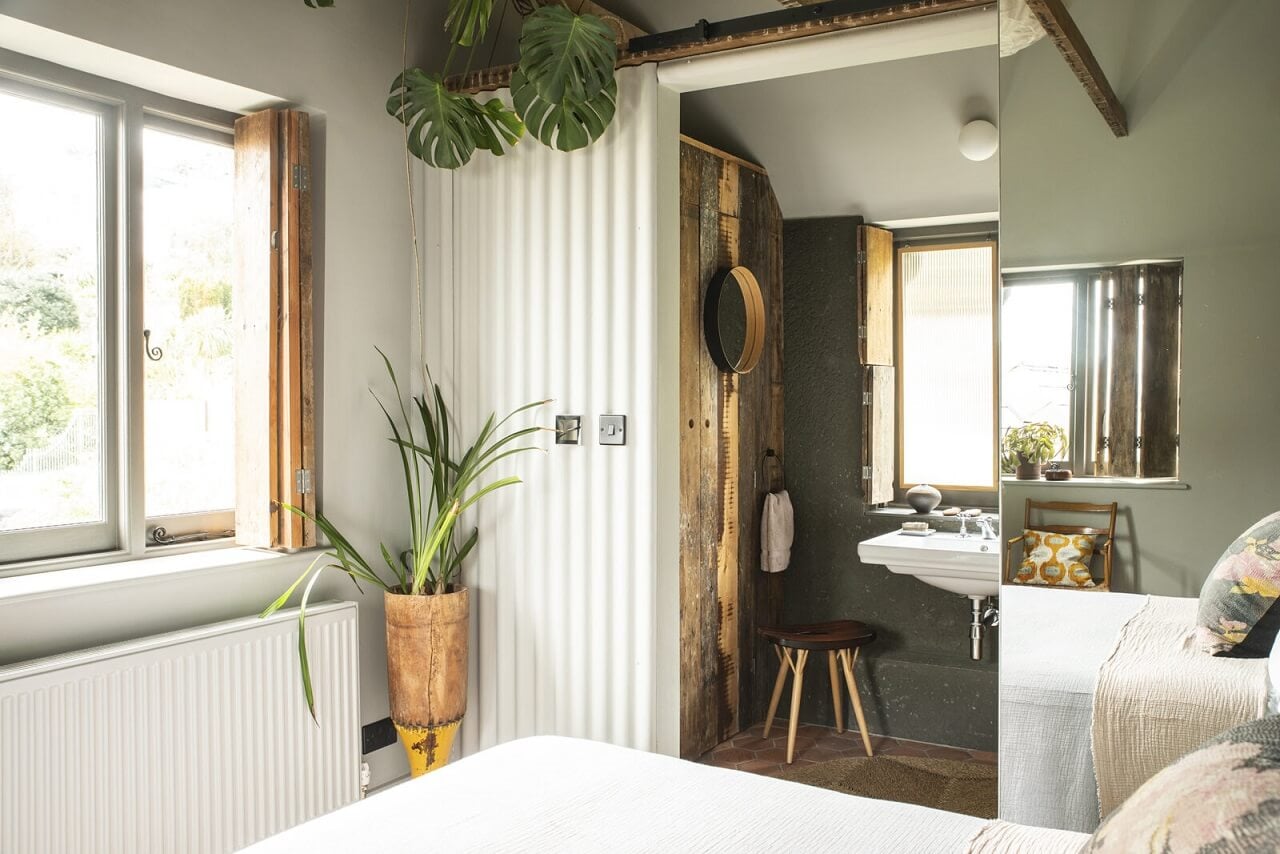 A Cozy Victorian Country House in England 16 bedroom-floor-to-ceiling-mirror-nordroom