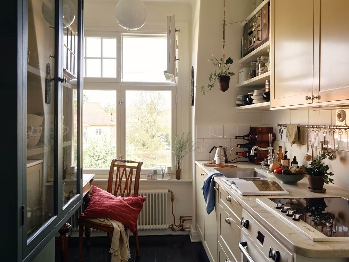 A Cozy Vintage Bohemian Maisonette in Sweden 12 cozy-kitchen-open-shelves-nordroom