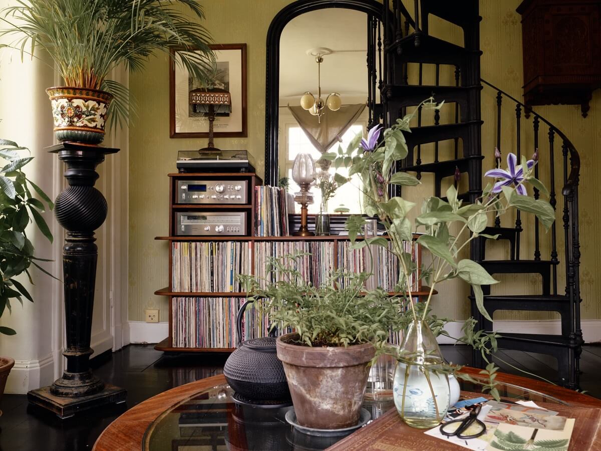 A Cozy Vintage Bohemian Maisonette in Sweden 9 cozy-vintage-bohemian-living-room-mirror-spiral-stair-nordroom