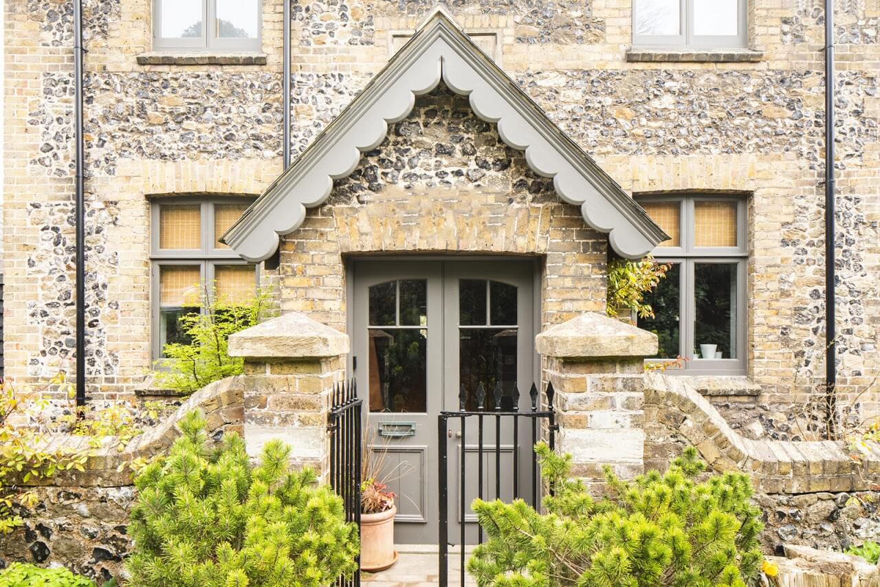A Cozy Victorian Country House in England 22 entrance-victorian-architecture-cozy-home-england-nordroom
