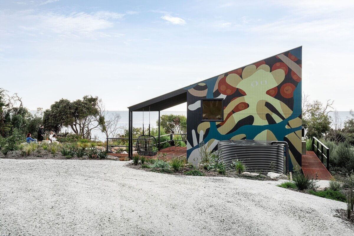 A Small Modern Seaside Retreat in Australia 20 exterior-mural-tiny-house-airbnb-australia-nordroom