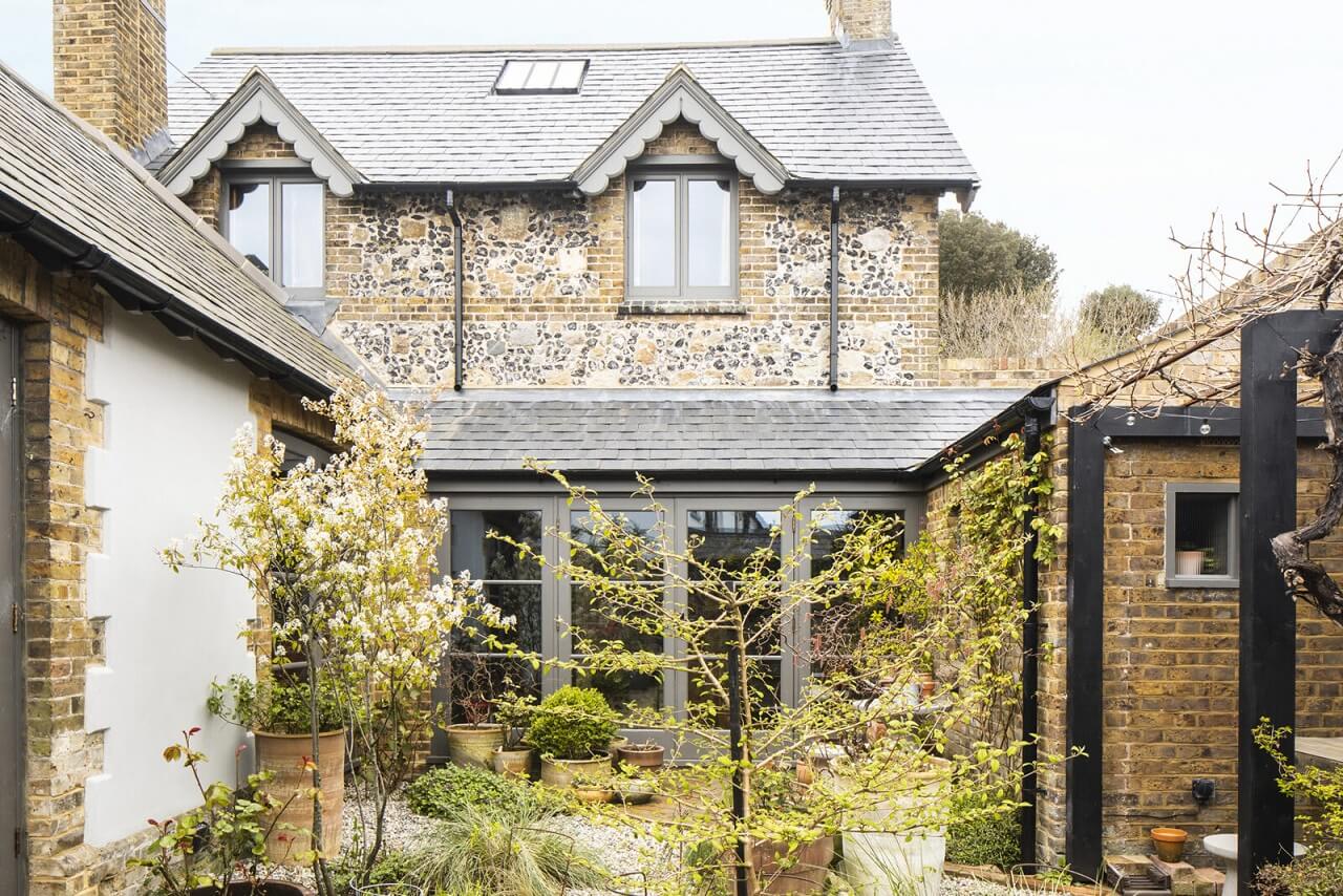A Cozy Victorian Country House in England 17 garden-exterior-victorian-house-england-nordroo