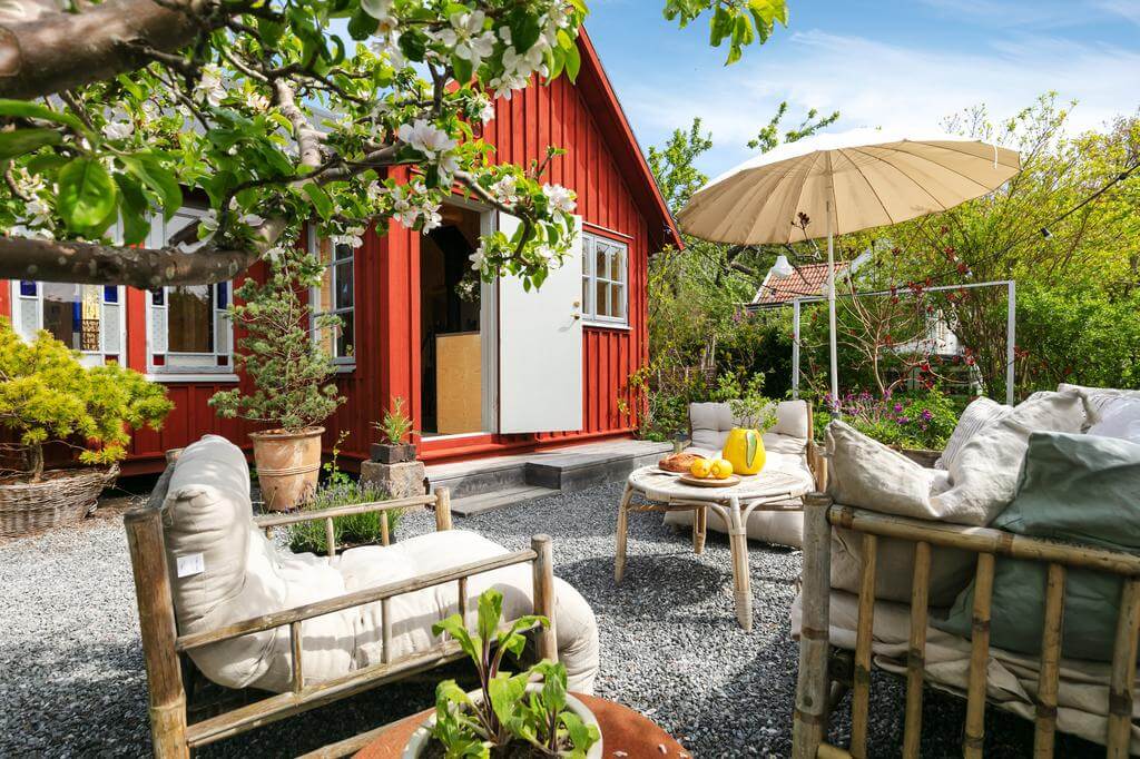 A Red Wooden Cottage on a Swedish Allotment 11 garden seating red wooden cottage sweden nordroom A Red Wooden Cottage on a Swedish Allotment