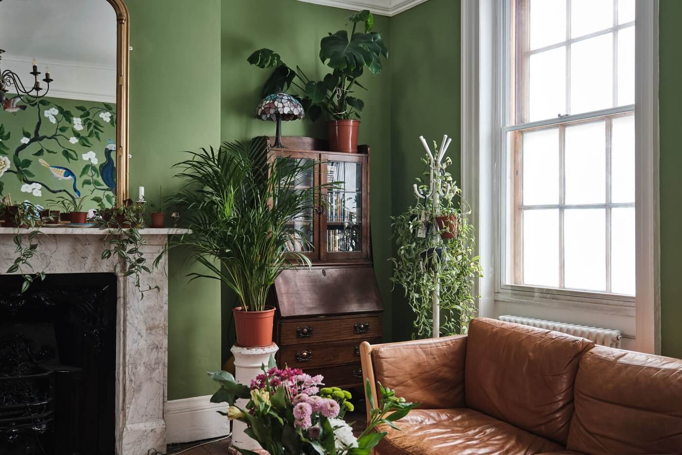 A Colorful Eclectic Home in England 12 green-sitting-room-leather-sofa-plants-eclectic-design-nordroom