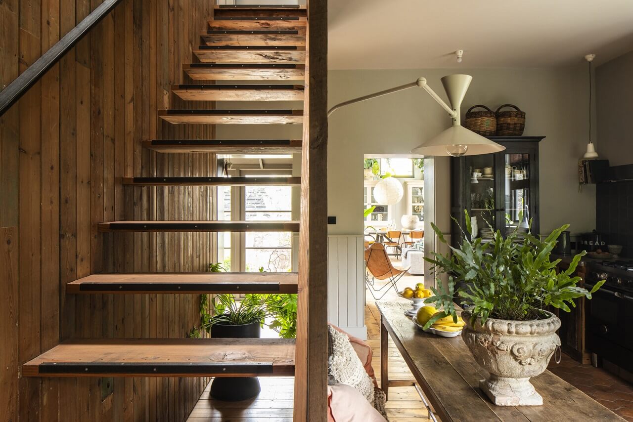 A Cozy Victorian Country House in England 8 kitchen-staircase-warm-victorian-home-england-nordroom