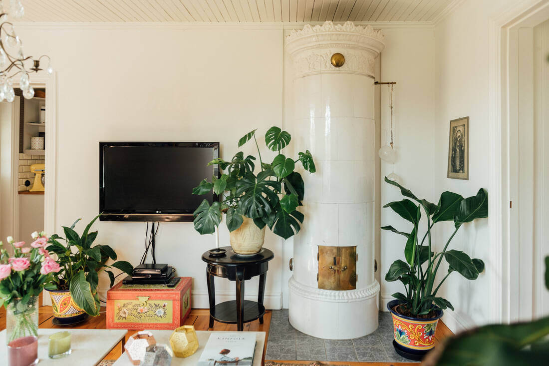 A Vintage Bohemian Country House in Sweden 4 living-room-fireplace-kakelugn-plants-nordroom