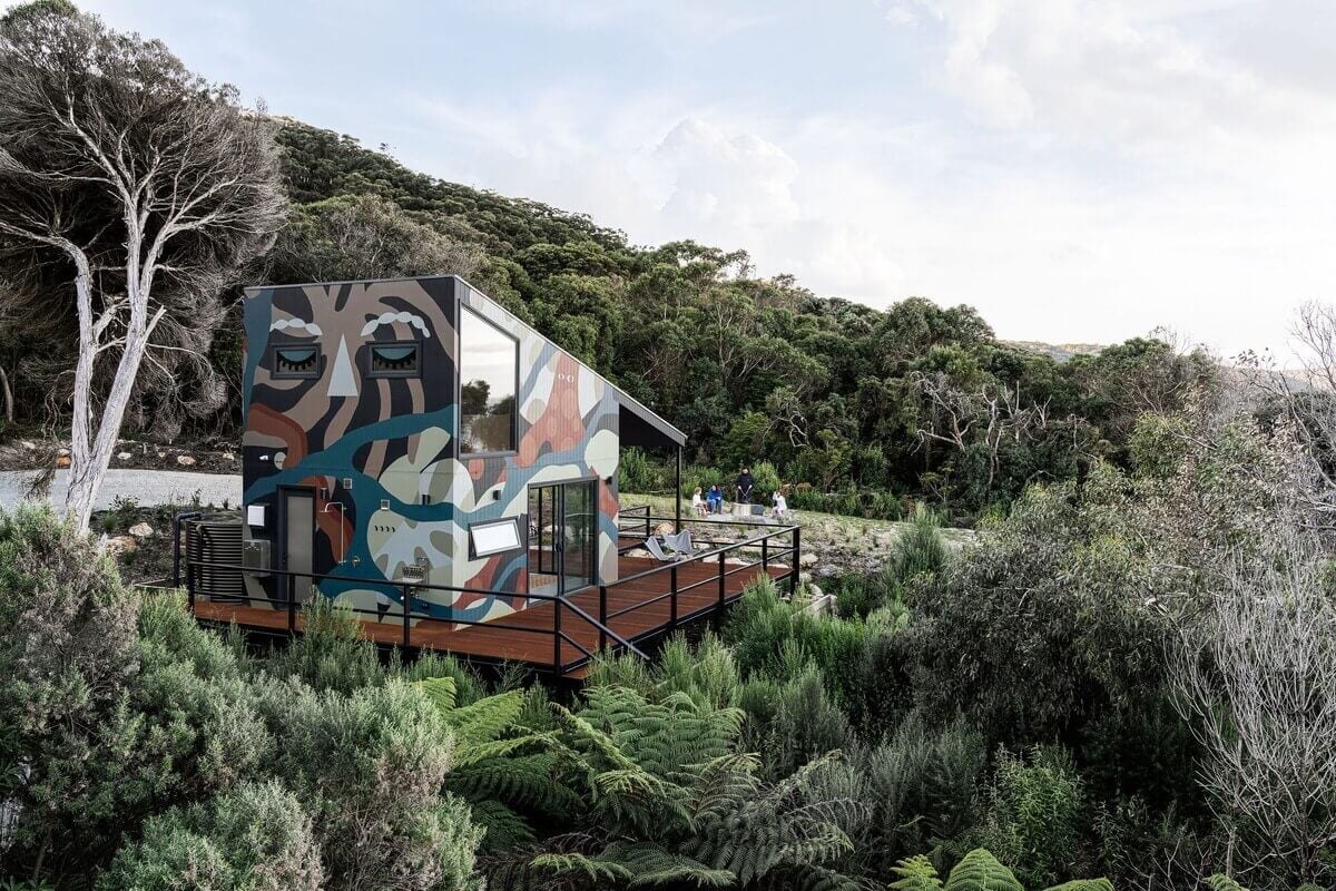 A Small Modern Seaside Retreat in Australia 17 painted-exterior-airbnb-australia-small-home-nordroom