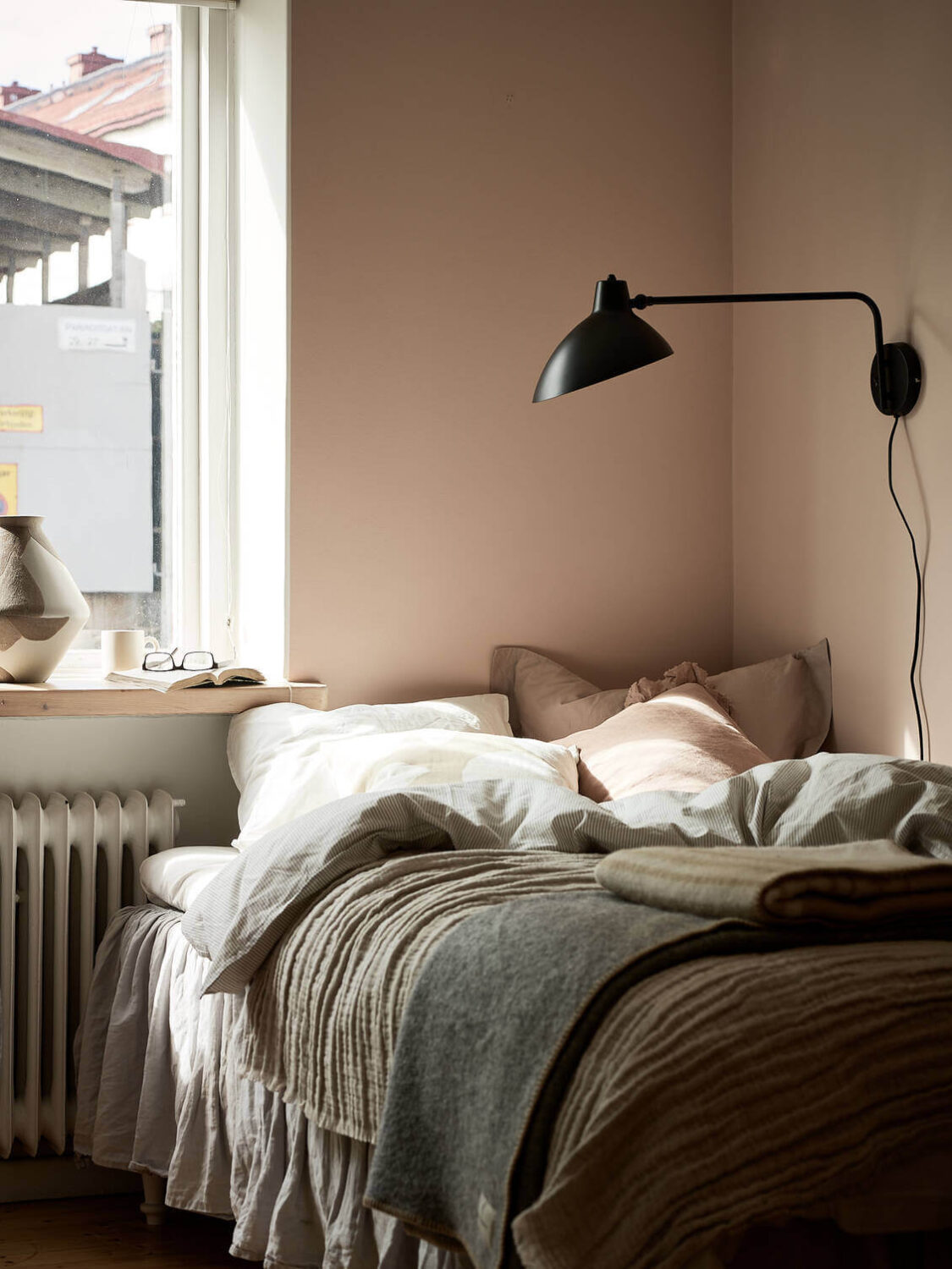 A Pink Studio Apartment with Green Bathroom 4 pink-studio-apartment-bed-skirting-wall-lamp-nordroom