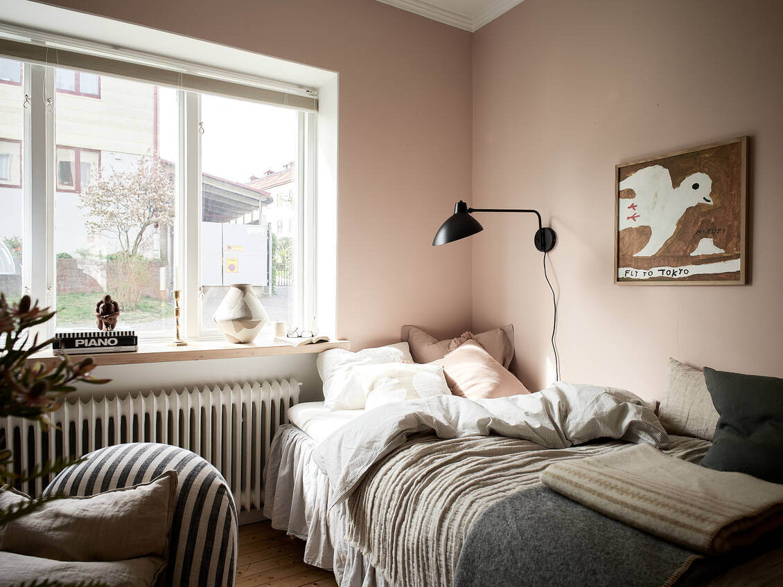 A Pink Studio Apartment with Green Bathroom 5 pink-studio-apartment-nordic-design-wall-lamp-nordroom