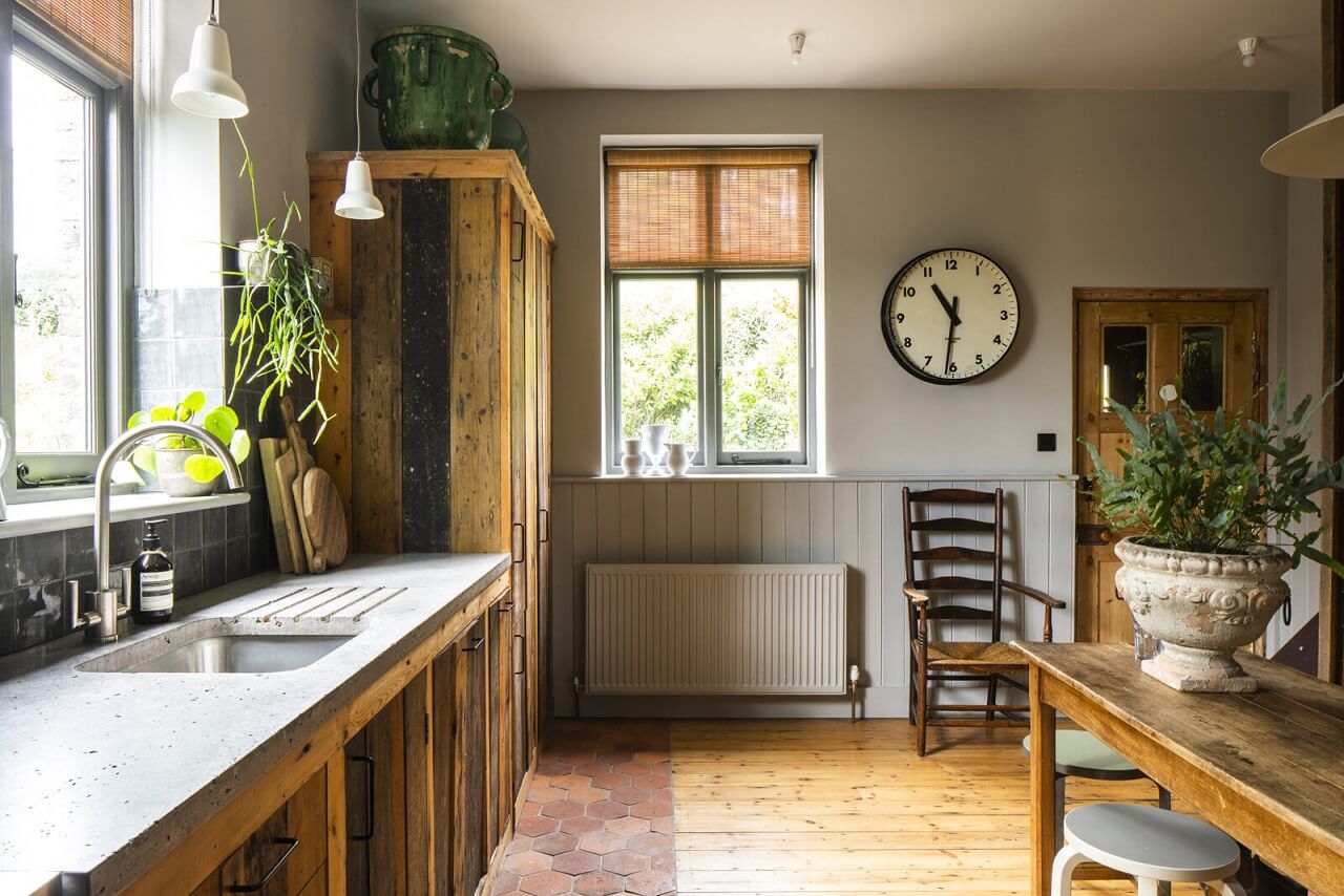 A Cozy Victorian Country House in England 6 rustic-country-kitchen-terracotta-floor-tiles-nordroom