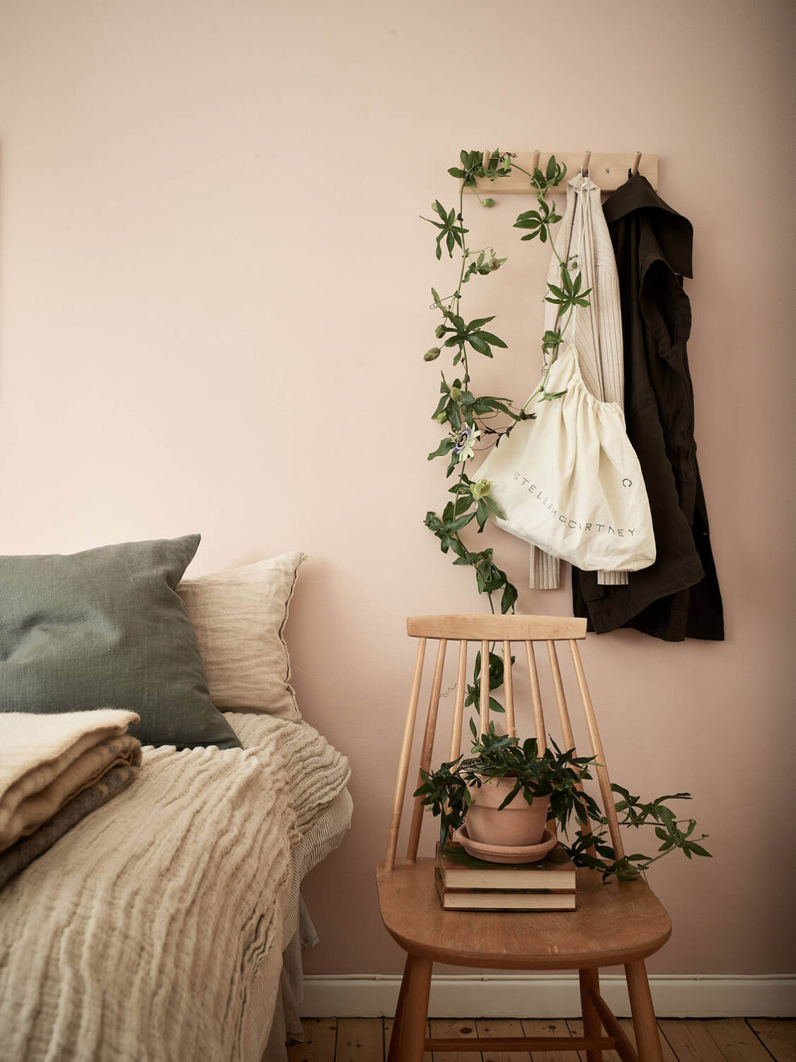A Pink Studio Apartment with Green Bathroom 7 scandinavian-studio-apartment-pink-walls-nordroom