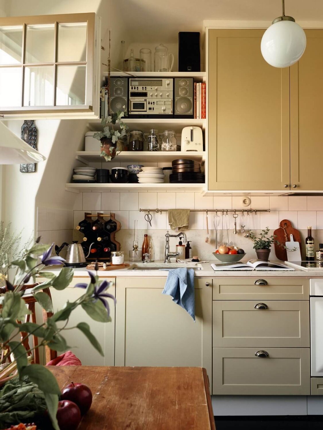 A Cozy Vintage Bohemian Maisonette in Sweden 14 small-charming-kitchen-open-shelves-nordroom (2)