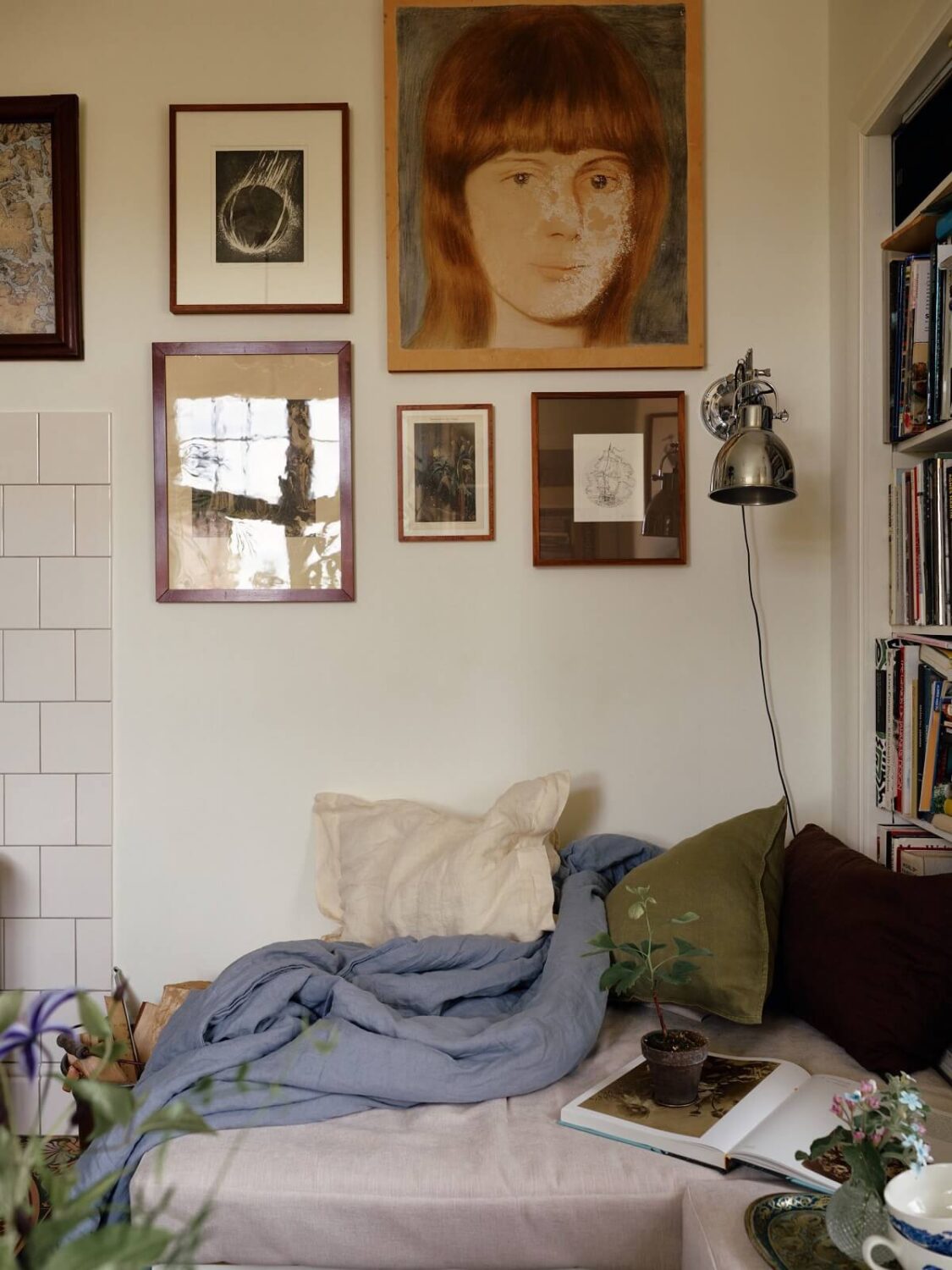 A Cozy Vintage Bohemian Maisonette in Sweden 7 vintage-bohemian-sitting-room-books-nordroom