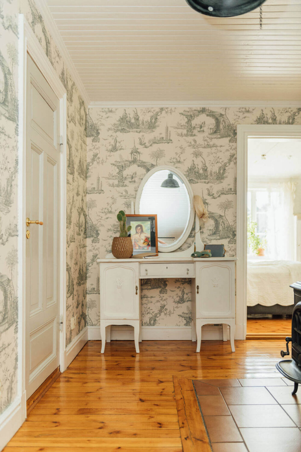A Vintage Bohemian Country House in Sweden 8 vintage-boho-swedish-house-wallpaper-wooden-floor-nordroom