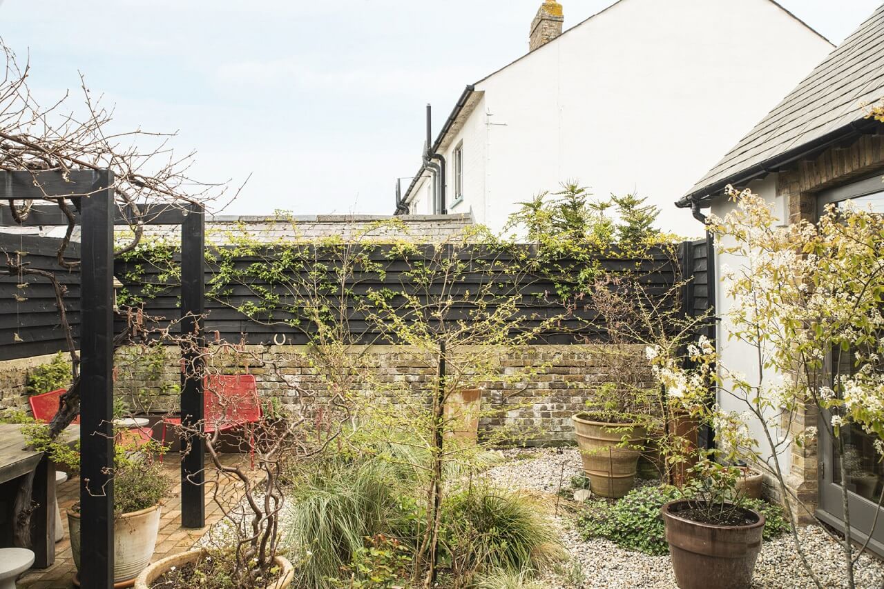 A Cozy Victorian Country House in England 19 walled-garden-victorian-house-england-nordroom