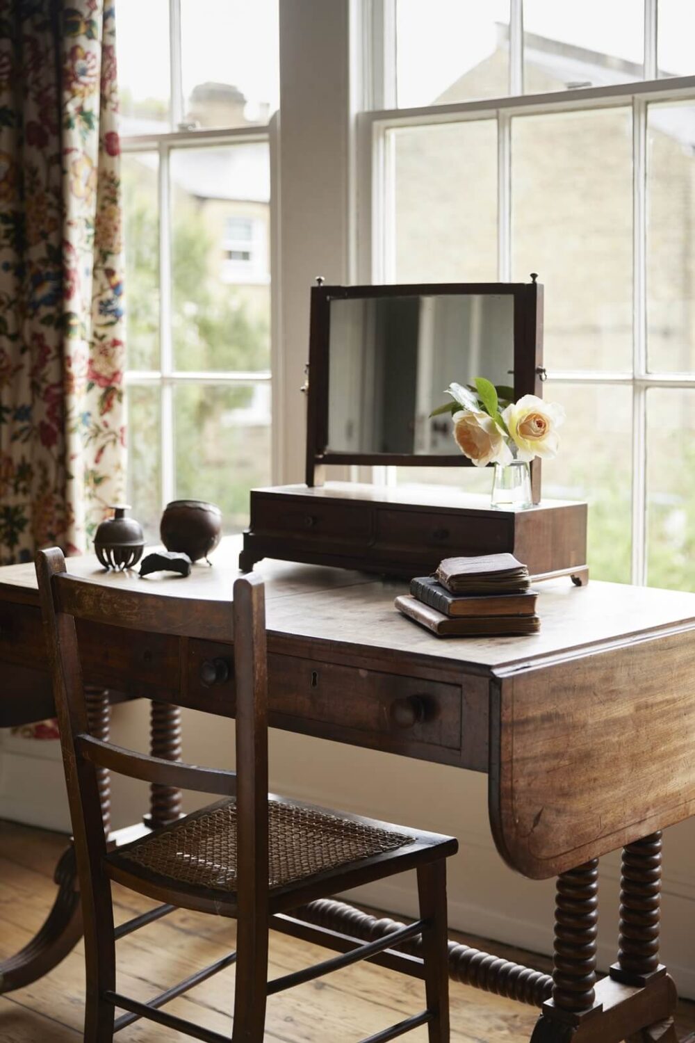 This Georgian Home in London Uses Blue as Accent Color 13 antique-vanity-table-nordroom