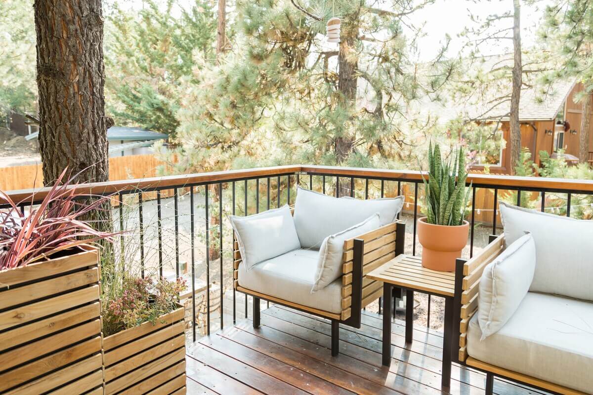 The Kitchy Cabin: A Lovely Airbnb Home in California 14 balcony-the-kitchy-cabin-airbnb-home-big-bear-california-nordorom