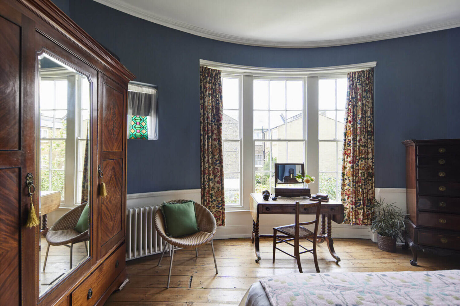 This Georgian Home in London Uses Blue as Accent Color 12 bedroom-dark-blue-walls-bay-window-antique-furniture-nordroom