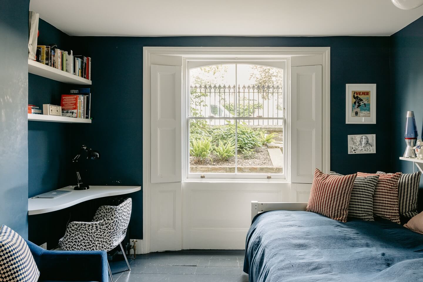 A Carefully Restored Victorian House in London 16 blue-bedroom-curved-corner-desk-shelves-nordroom