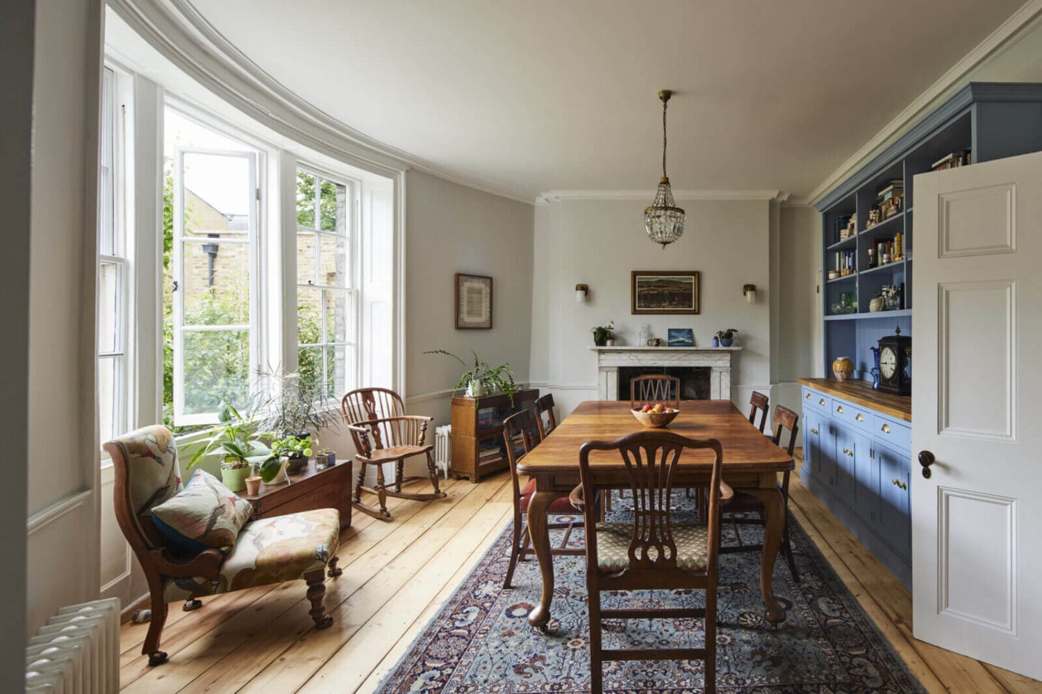 This Georgian Home in London Uses Blue as Accent Color 3 dining-room-antique-furniture-blue-built-in-cabinet-nordroom