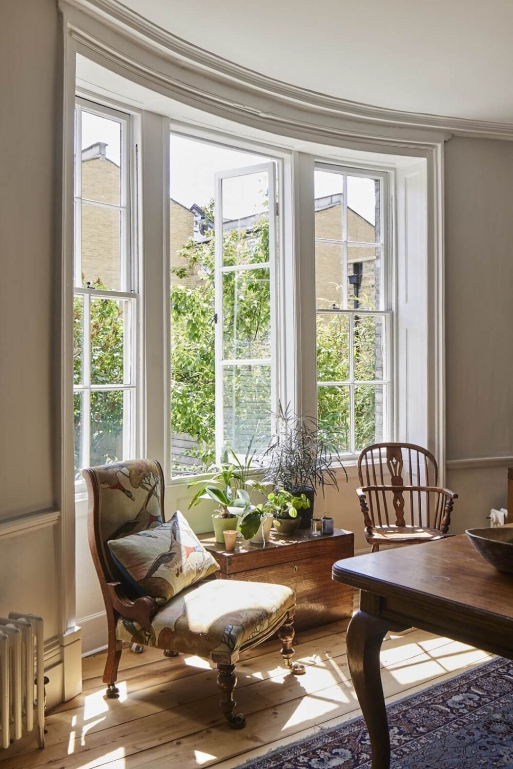 This Georgian Home in London Uses Blue as Accent Color 4 dining-room-bay-window-blue-rug-nordroom