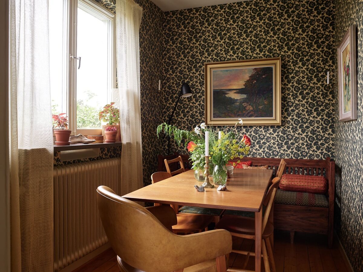 Midcentury Furniture in a Pink and Green Home 6 dining-room-bench-table-wallpaper-nordroom