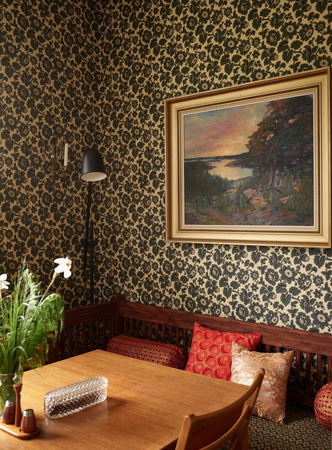 Midcentury Furniture in a Pink and Green Home 7 dining-room-wallpaper-bench-nordroom