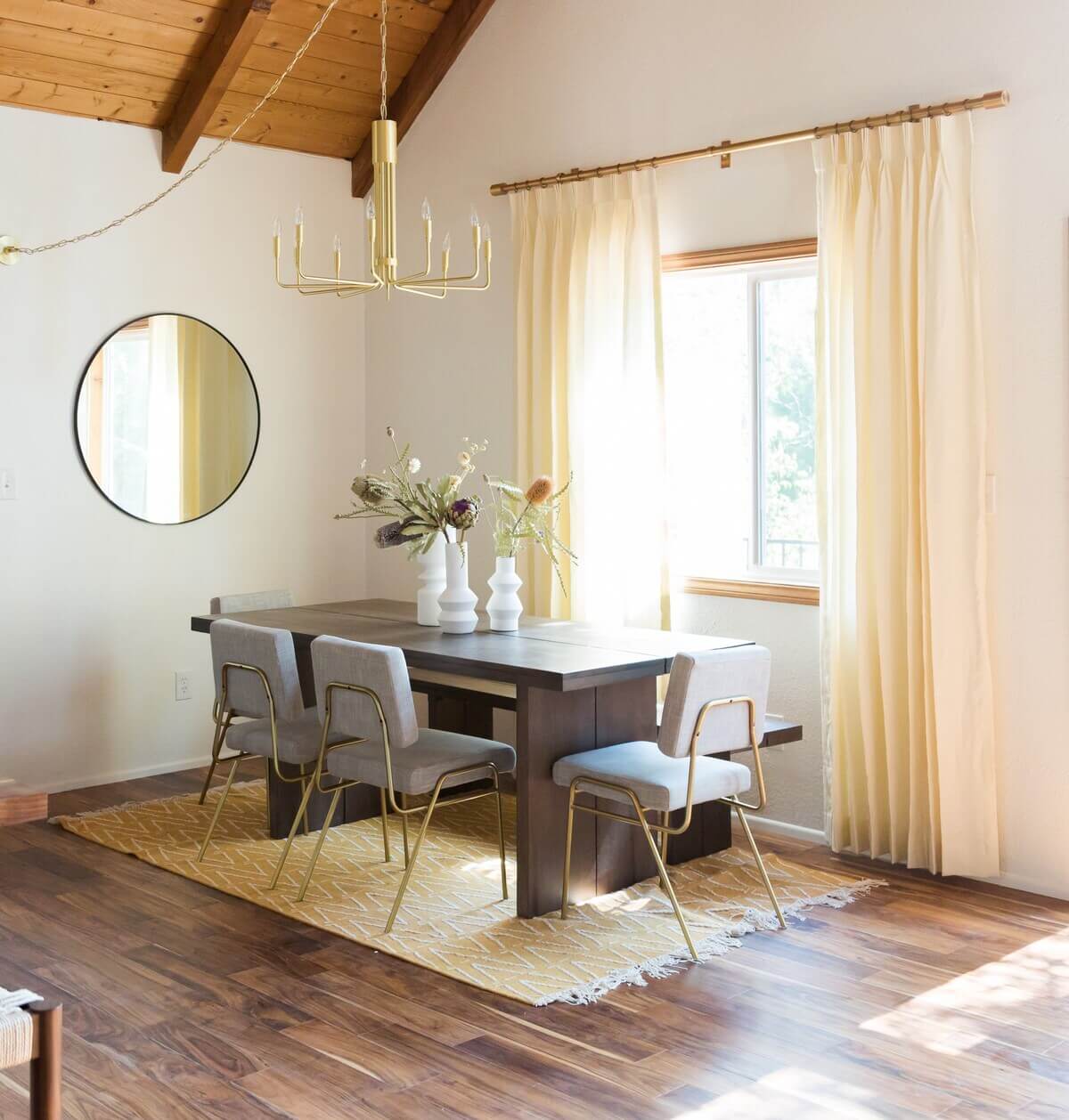 The Kitchy Cabin: A Lovely Airbnb Home in California 9 dining-space-midcentury-airbnb-cabin-nordroom