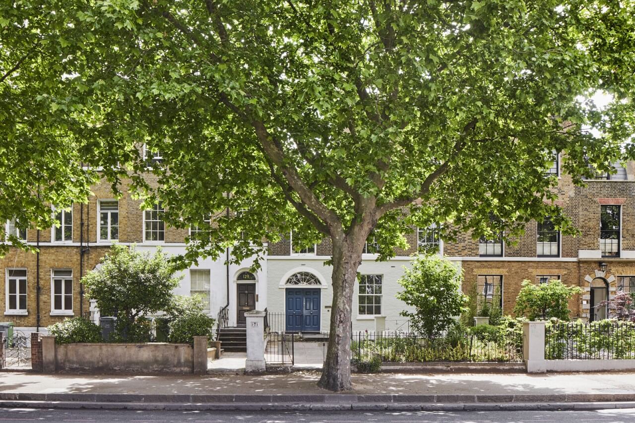 This Georgian Home in London Uses Blue as Accent Color 21 exterior-facade-london-street-georgian-architecture-nordroom