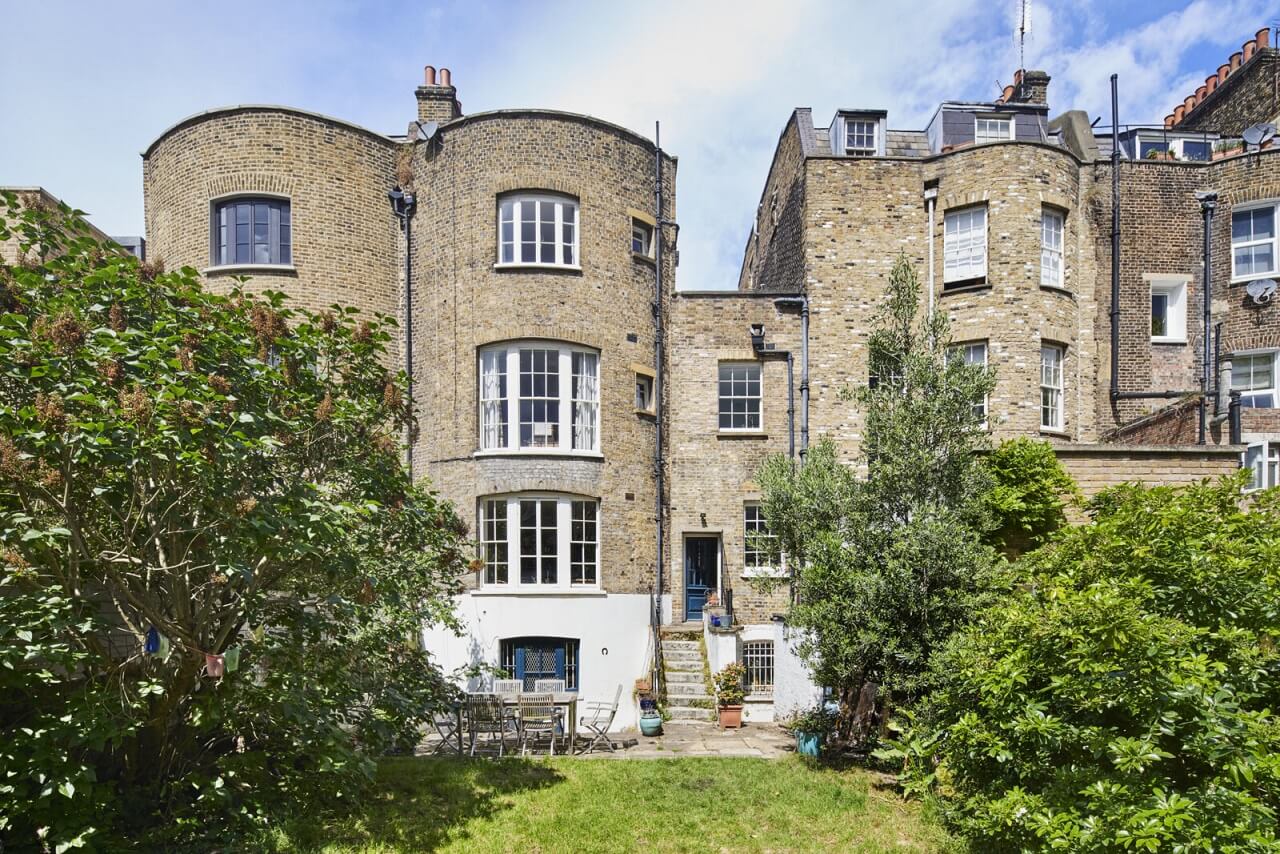 This Georgian Home in London Uses Blue as Accent Color 19 exterior-garden-georgian-home-london-nordoom