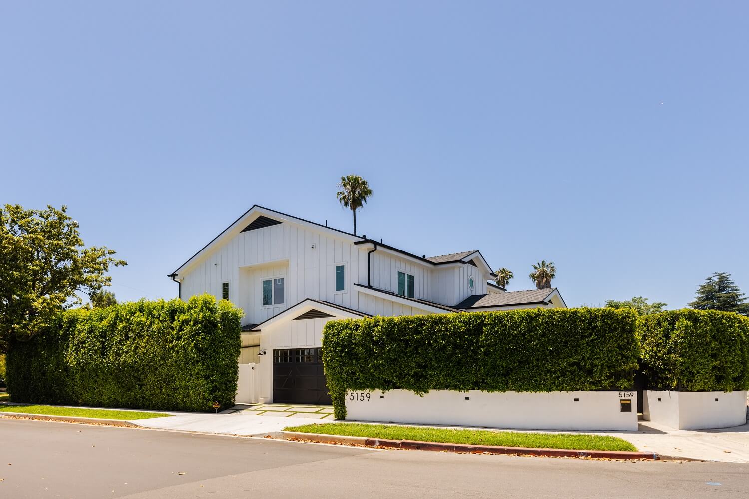 The Los Angeles Home of Emmy Raver-Lampman and Daveed Diggs 33 exterior-modern-white-los-angeles-home-daveed-diggs-emmy-raver-lampman-nordroom