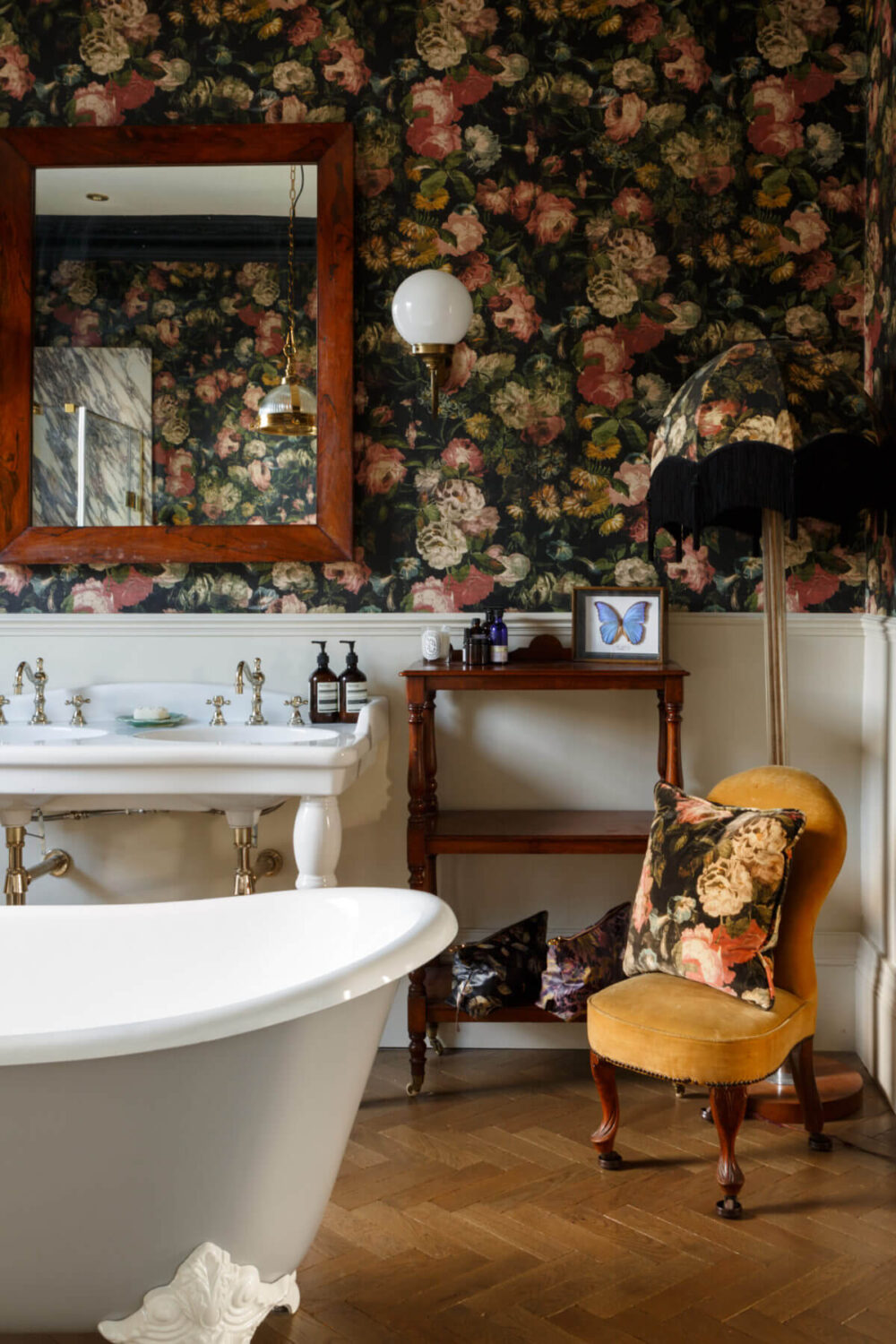 50 Bathroom Wallpaper Ideas Adding Color, Style, and Expression 50 floral-wallpaper-vintage-style-bathroom-freestanding-bath-nordroom