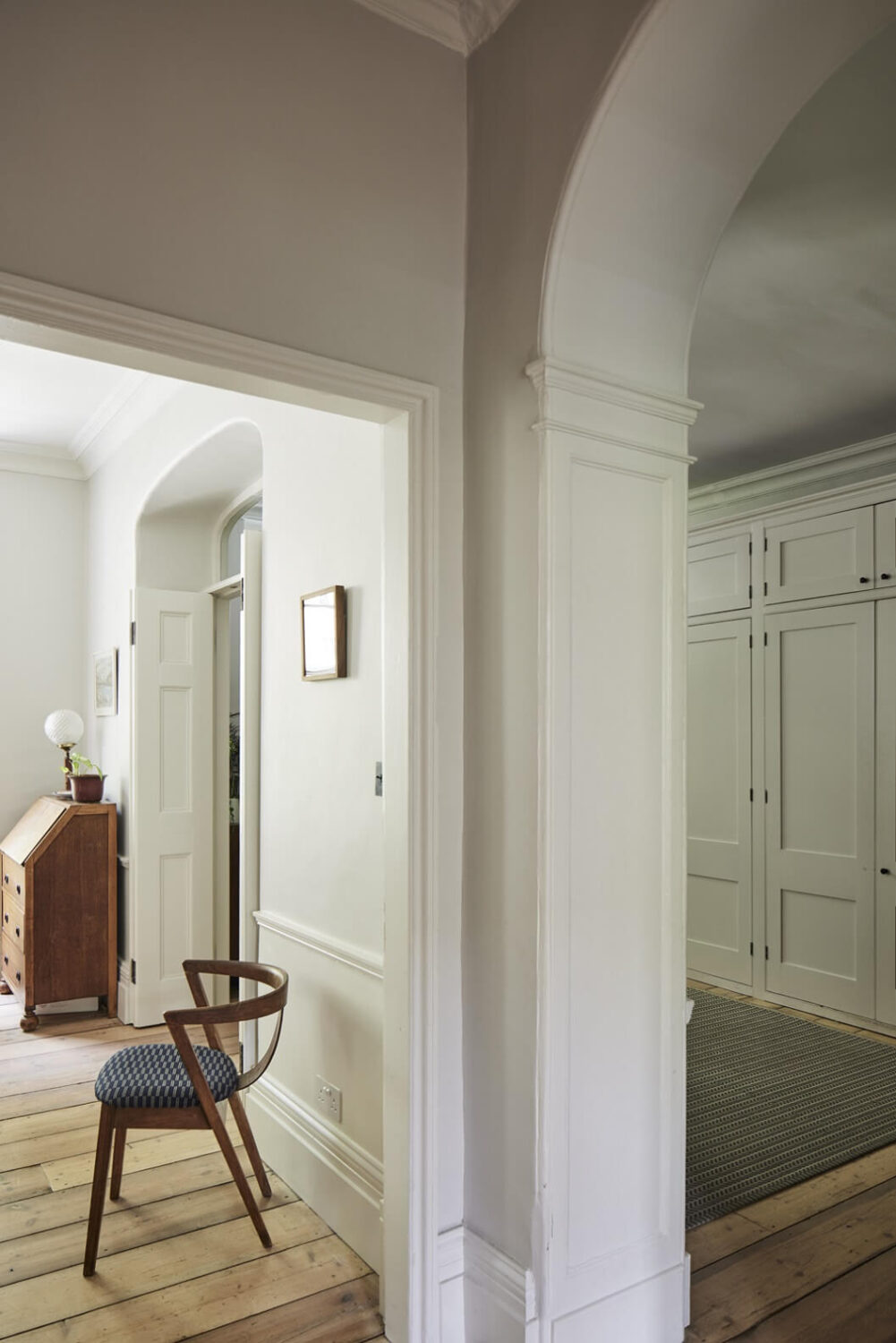 This Georgian Home in London Uses Blue as Accent Color 8 georgian-house-london-arched-doorway-wooden-floor-nordroom
