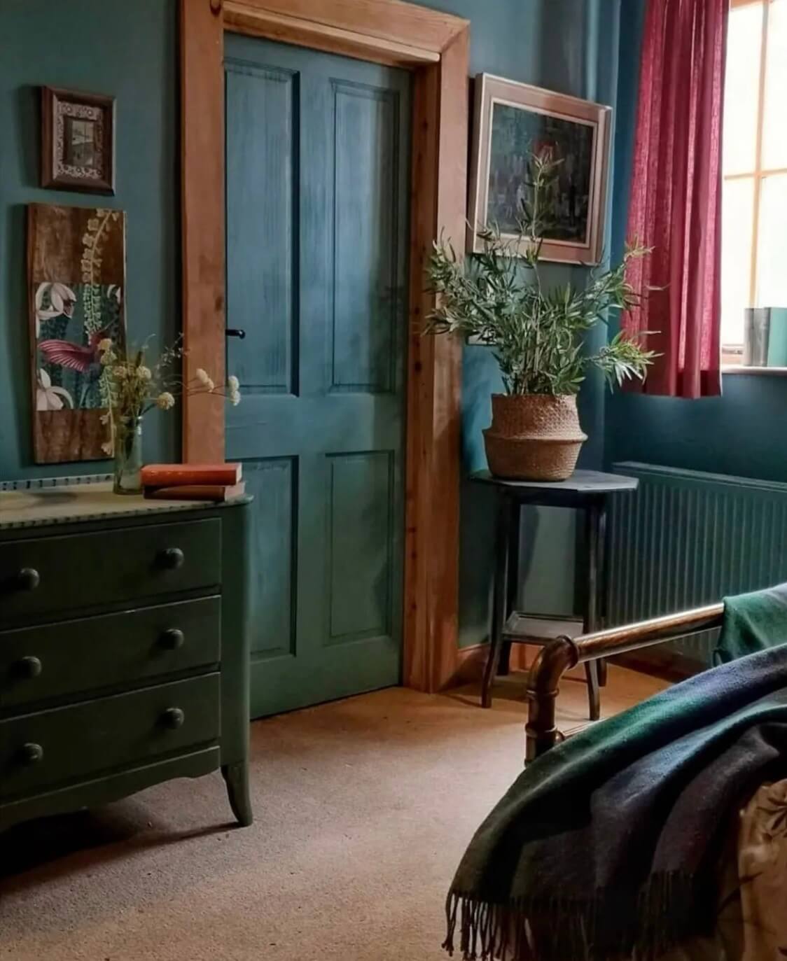 Imrich Lodge: A Cozy Self-Built Log House in the Scottish Highlands 12 green-blue-bedroom-rustic-door-frame-log-house-nordroom