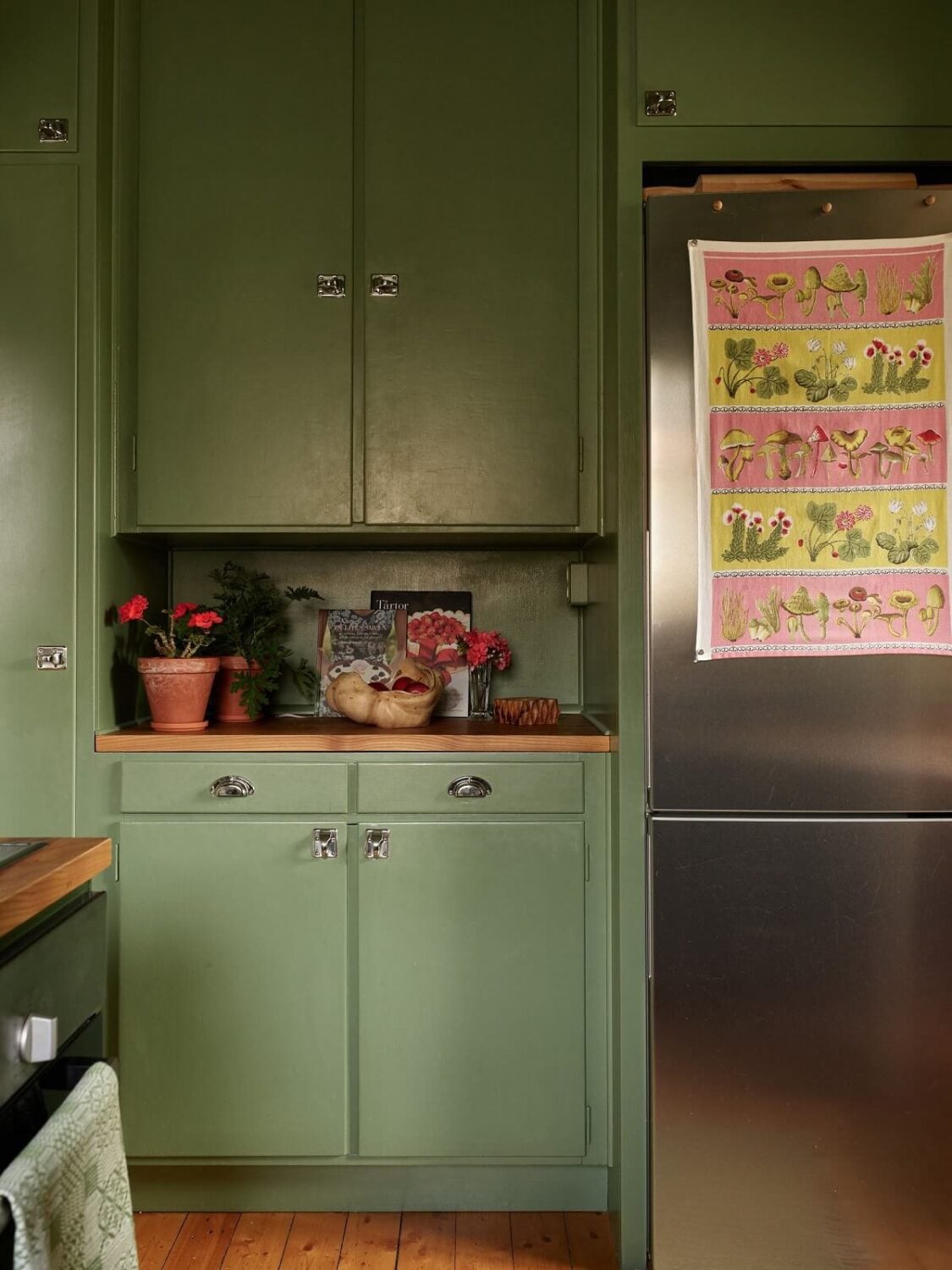Midcentury Furniture in a Pink and Green Home 4 green-vintage-kitchen-nordroom