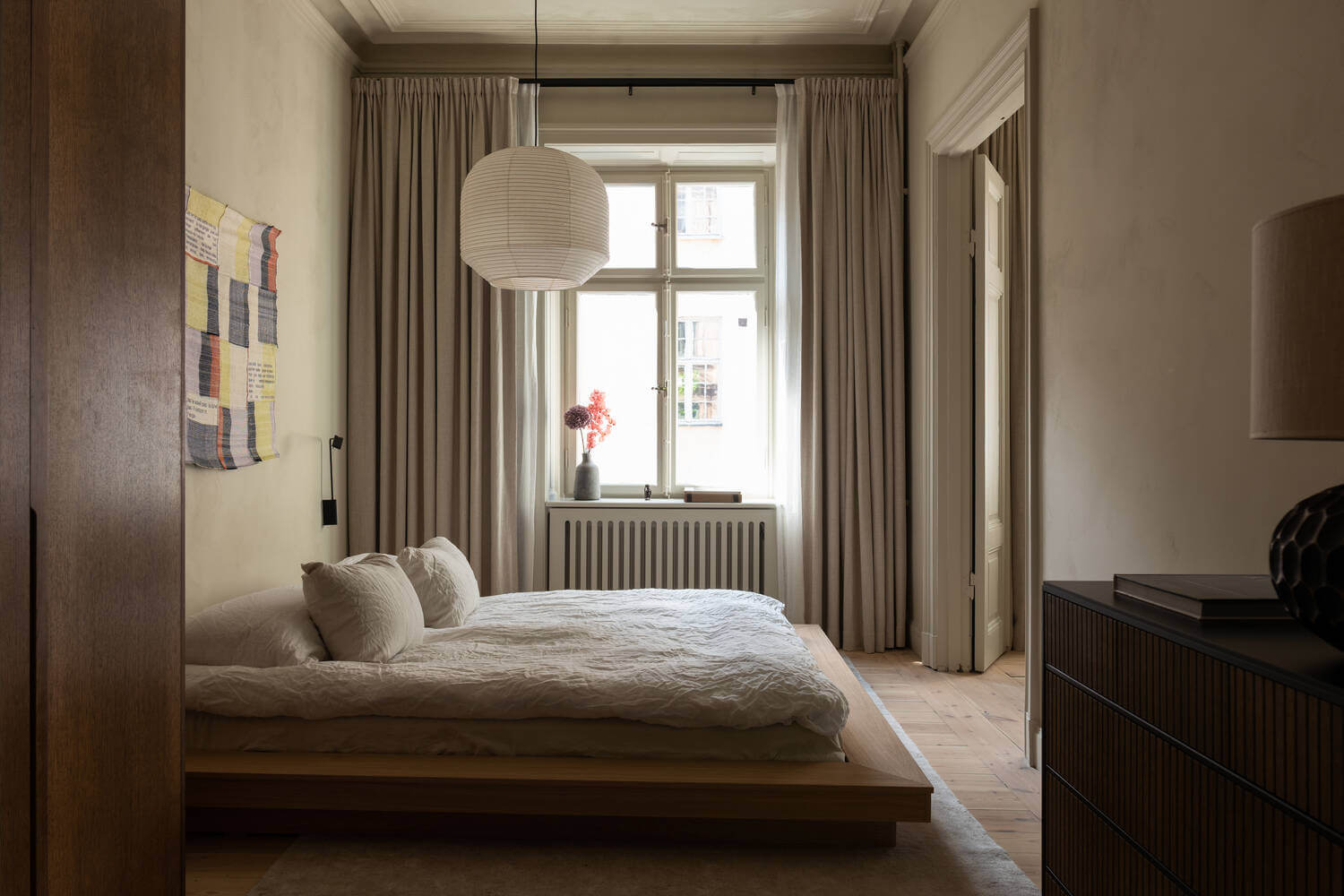 Japandi Interior Design in a Small Nordic Home 8 japandi-bedroom-platform-bed-nordroom