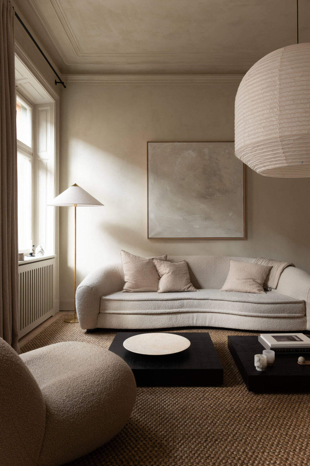 Japandi Interior Design in a Small Nordic Home 3 japandi-living-room-curved-sofa-natural-colors-nordroom