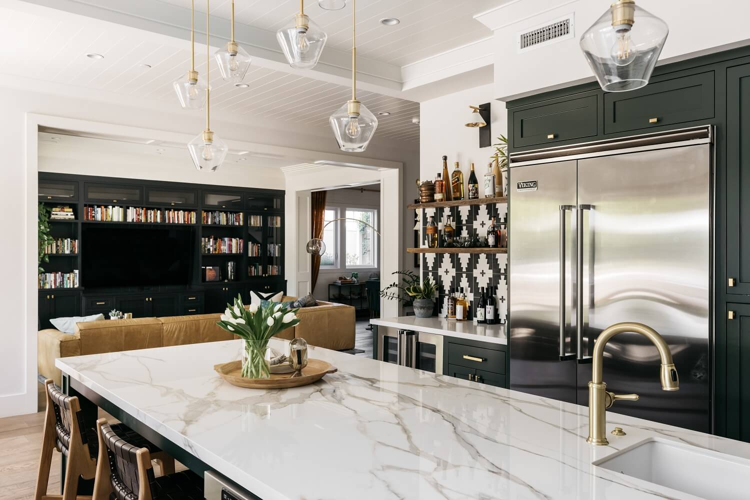 The Los Angeles Home of Emmy Raver-Lampman and Daveed Diggs 5 kitchen-island-marble-worktop-daveed-diggs-emmy-raver-lampman-nordroom