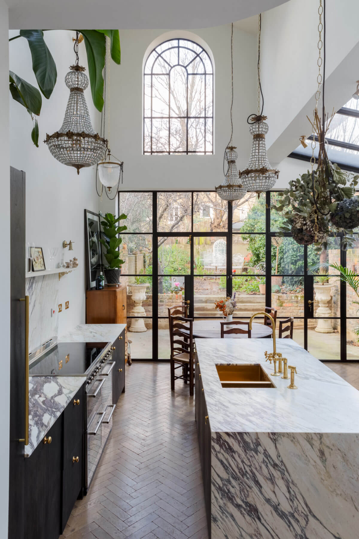 kitchen-marble-island-double-height-ceiling-arched-window-nordroom